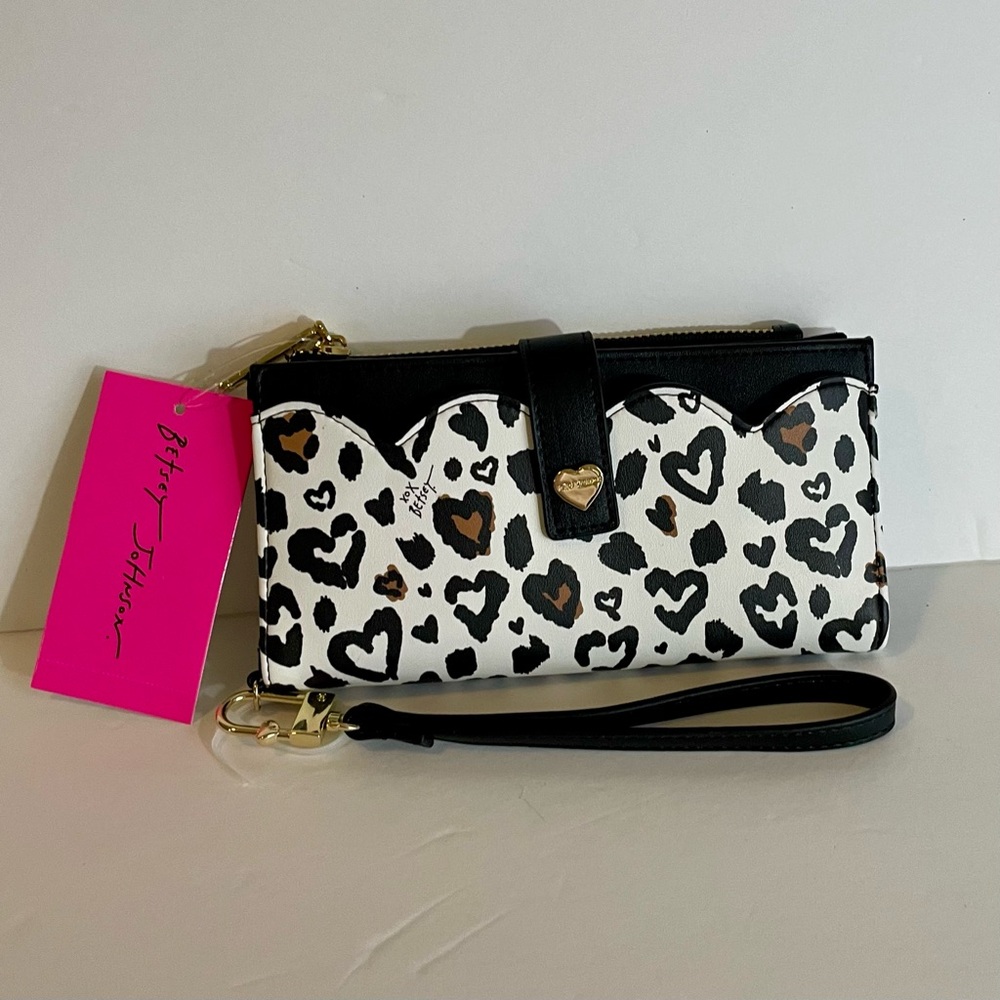 Betsey Johnson NWT Heart Wallet/Wristlet